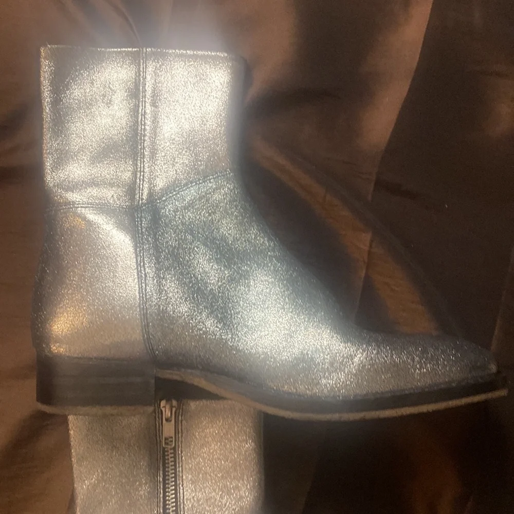 FREE PEOPLE Luna Womens Leather Ankle Zipper Boots metallic size 8 Silver ๐ New - Picture 3 of 10